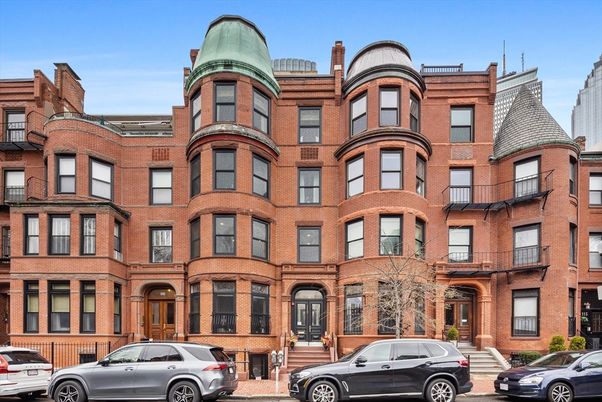 Exterior, Facade, Brick Facade, Rowhouse