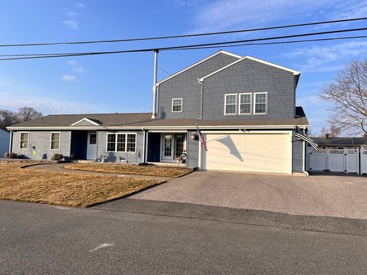 Attached, Exterior, Facade, Ranch