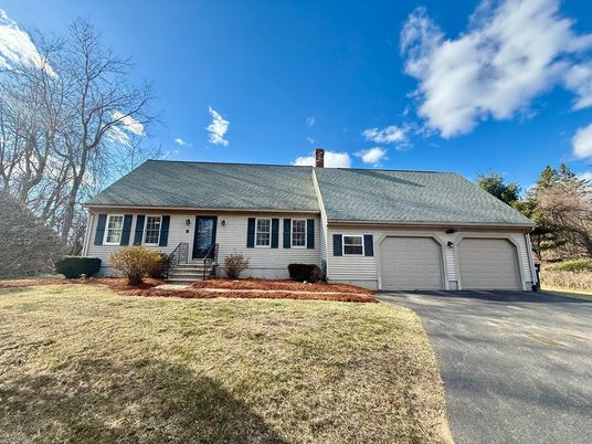 Attached, Exterior, Facade, Cape Cod