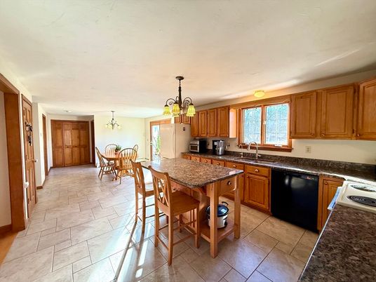 Chandelier, Dining room, Interior, Kitchen