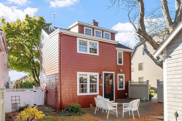 Exterior, Facade, American Foursquare