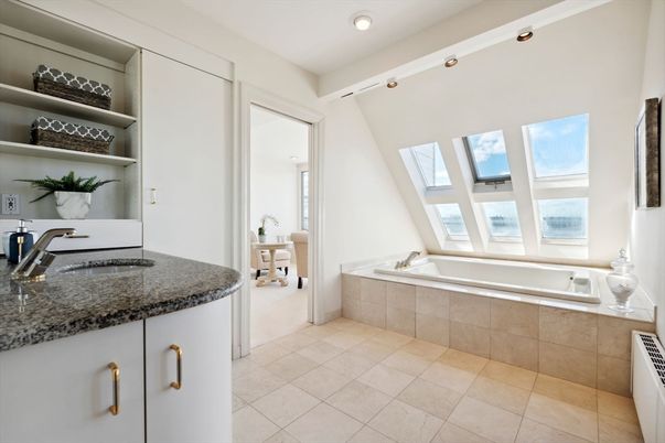 Bathroom, Interior, Recessed Lighting