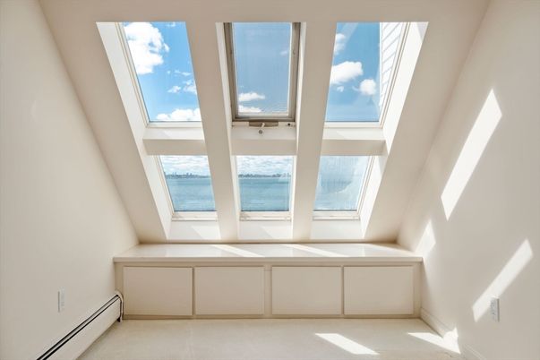 Empty room, Interior, Water