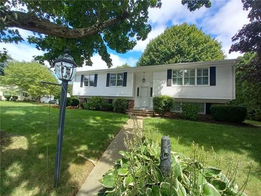 Backyard, Exterior, Facade, Raised Ranch