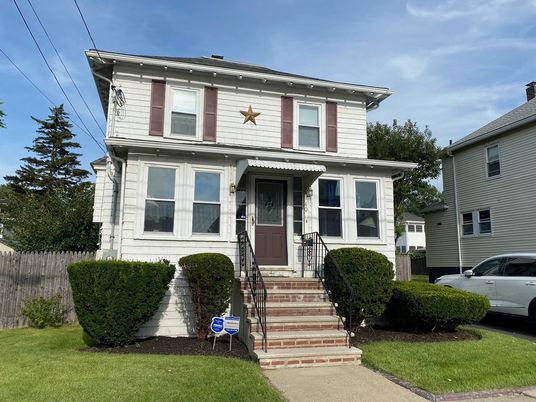 Exterior, Facade, American Foursquare