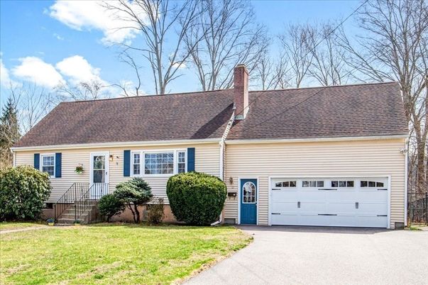 Attached, Exterior, Facade, Cape Cod