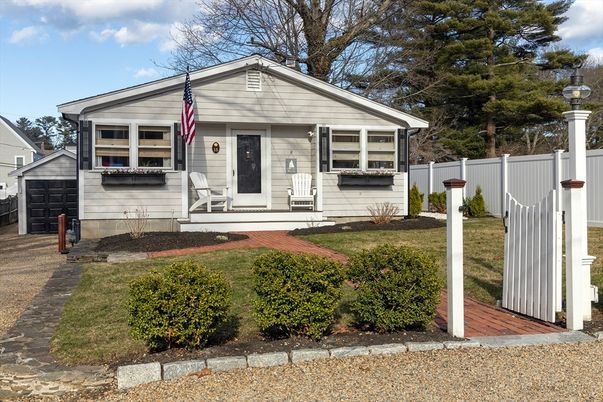 Exterior, Facade, Ranch