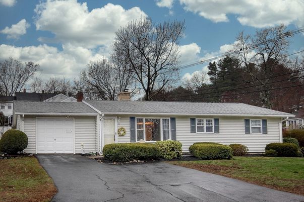 Attached, Exterior, Facade, Ranch