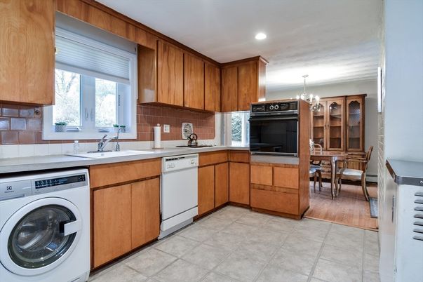 Chandelier, Dining room, Interior, Kitchen, Recessed Lighting, Washer, Wood Texture Flooring