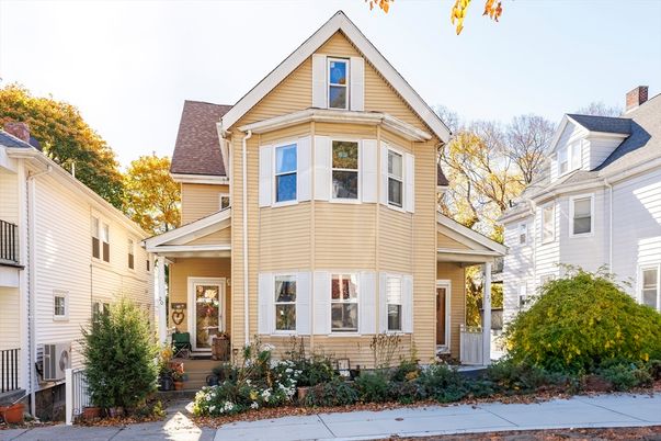 Exterior, Facade, Queen Anne Victorian