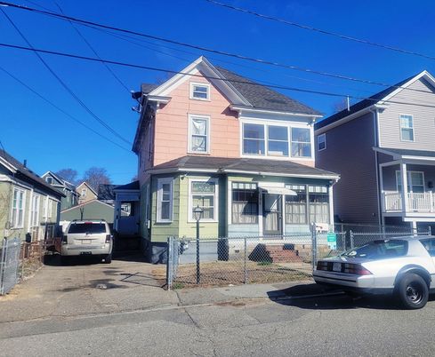 Exterior, Facade, Queen Anne Victorian