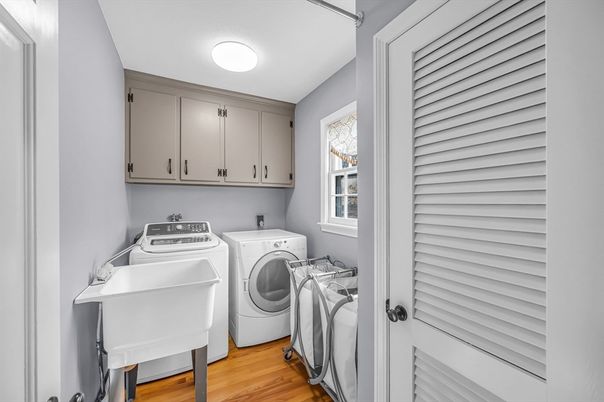 Interior, Washer, Wood Texture Flooring