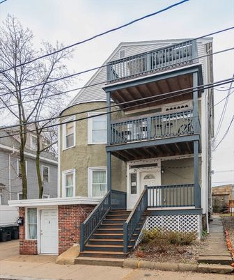 Exterior, Facade, Rowhouse