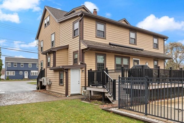 Exterior, Facade, Rowhouse