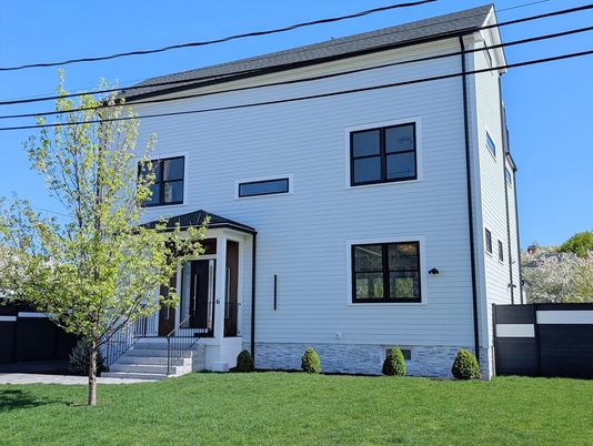 Exterior, Facade, Modern