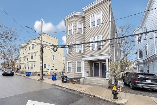 Exterior, Facade, Rowhouse