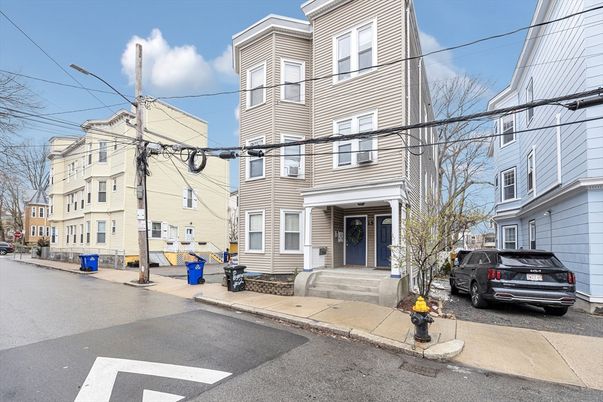 Exterior, Facade, Rowhouse