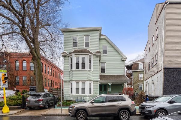 Exterior, Facade, Rowhouse