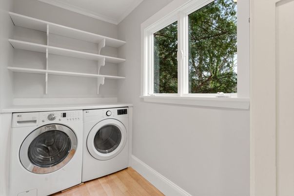 Interior, Washer, Wood Texture Flooring