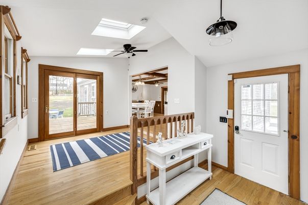 Interior, Pendant Lights, Wood Texture Flooring