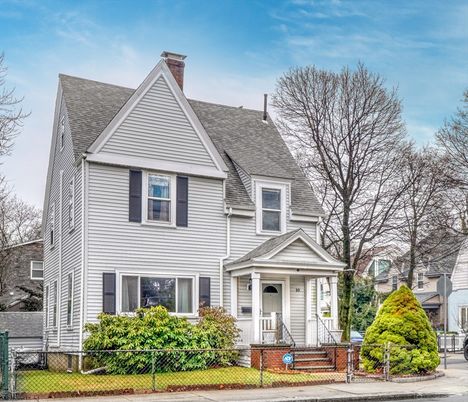 Exterior, Facade, Queen Anne Victorian