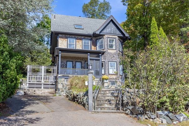 Exterior, Facade, Queen Anne Victorian