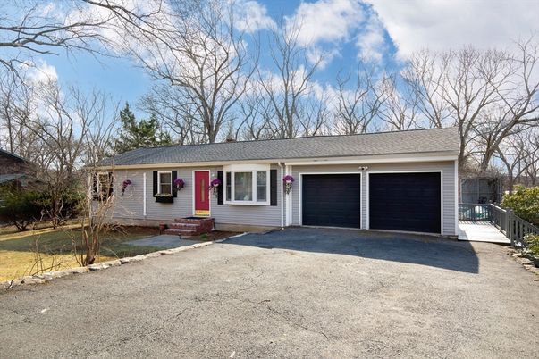 Attached, Exterior, Facade, Cape Cod