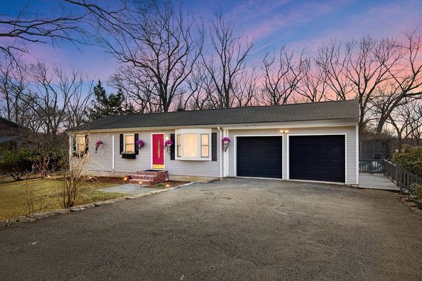 Attached, Exterior, Facade, Cape Cod