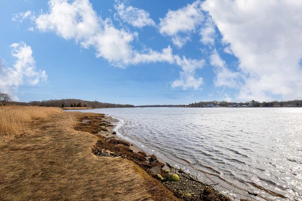 Exterior, Lake