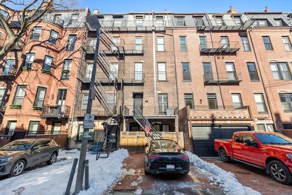 Exterior, Facade, Brick Facade, Rowhouse
