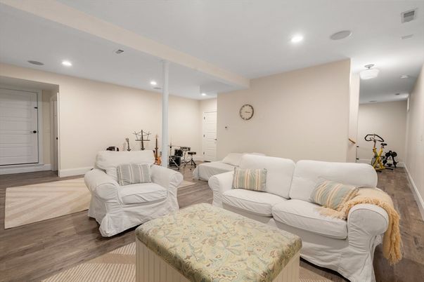 Fitness Equipment, Interior, Living room, Recessed Lighting, Wood Texture Flooring