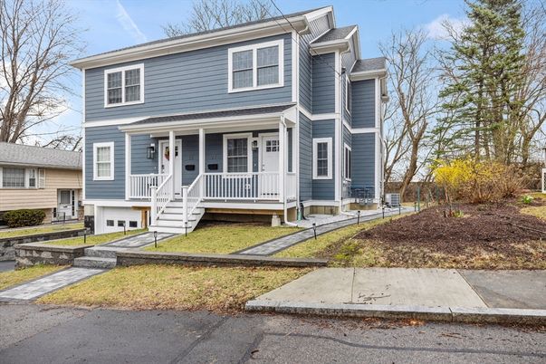 Attached, Exterior, Facade, American Foursquare