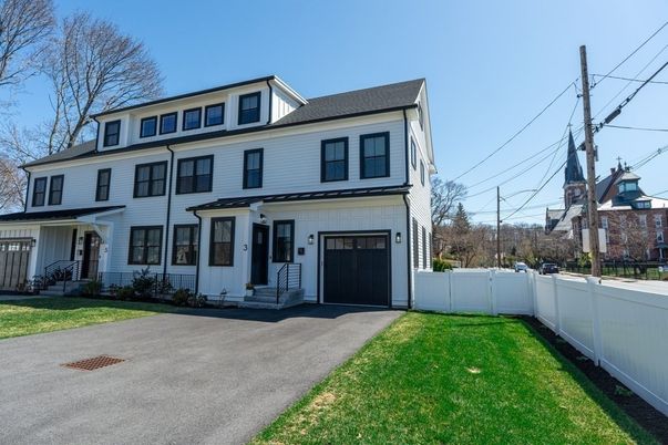 Attached, Exterior, Facade, American Foursquare