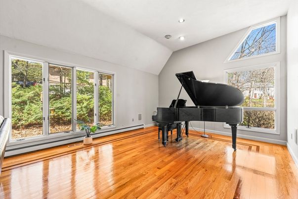 Interior, Piano, Recessed Lighting, Wood Texture Flooring