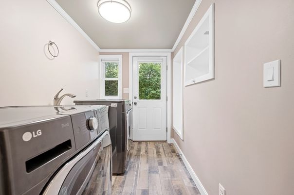 Interior, Washer, Wood Texture Flooring