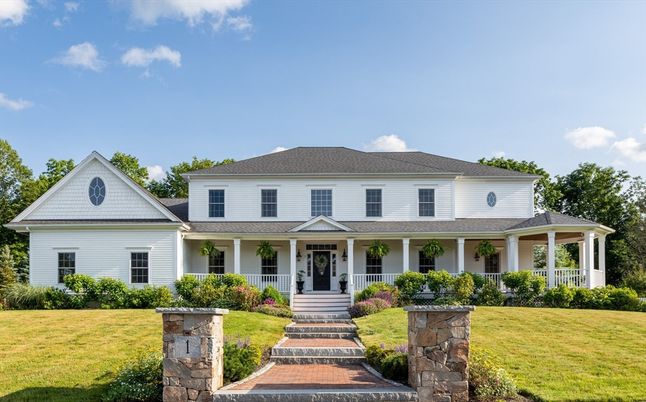 Exterior, Facade, Farmhouse