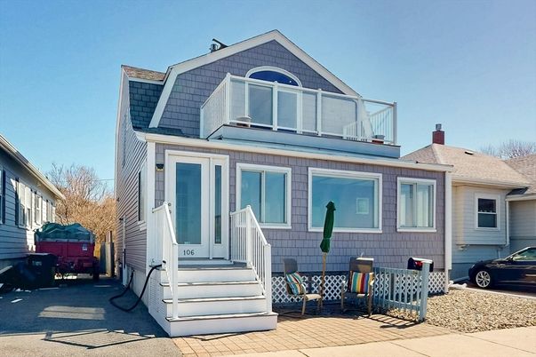Exterior, Facade, Queen Anne Victorian
