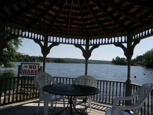 Exterior, Lake