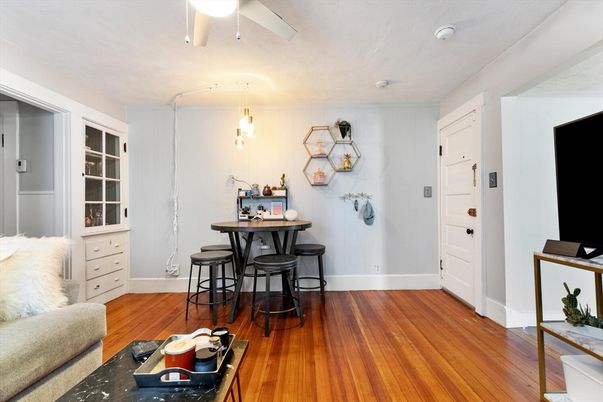 Interior, Pendant Lights, Wood Texture Flooring