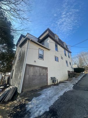 Attached, Exterior, Facade, Queen Anne Victorian