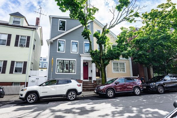 Exterior, Facade, Rowhouse
