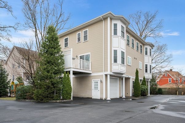 Attached, Exterior, Facade, Rowhouse