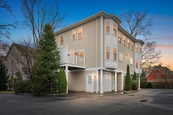 Exterior, Facade, Rowhouse