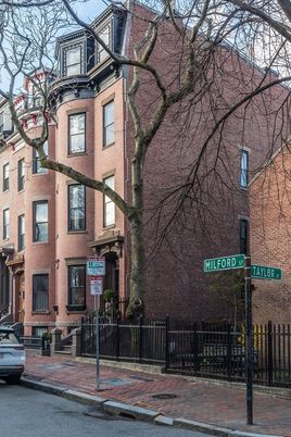 Exterior, Facade, Brick Facade, Rowhouse