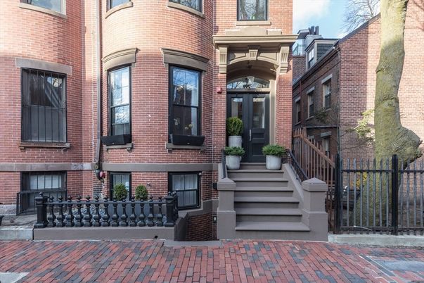 Exterior, Facade, Brick Facade, Rowhouse