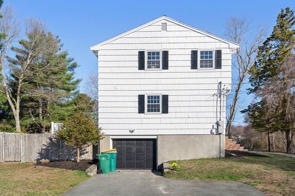 Attached, Exterior, Facade, Split Level