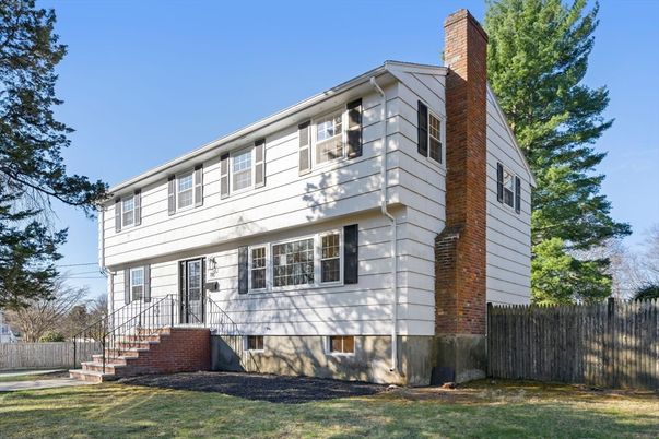 Exterior, Facade, Raised Ranch