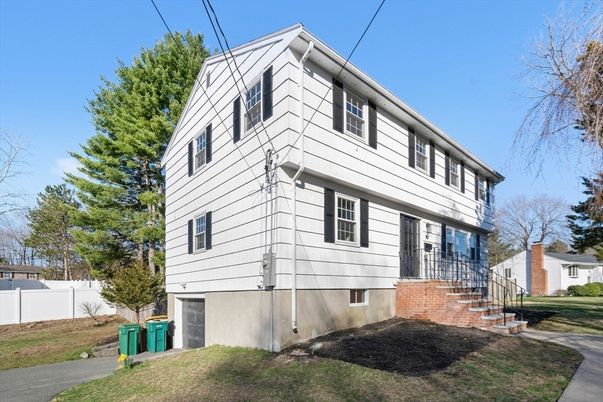 Attached, Exterior, Facade, American Foursquare