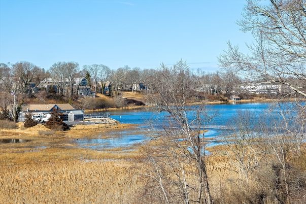 Exterior, Lake