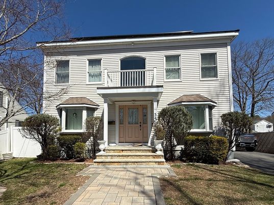Exterior, Facade, American Foursquare